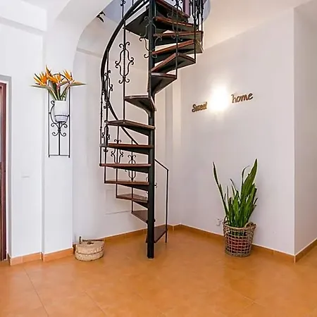 לינה וארוחת בוקר 3 Marias Garden House 3*