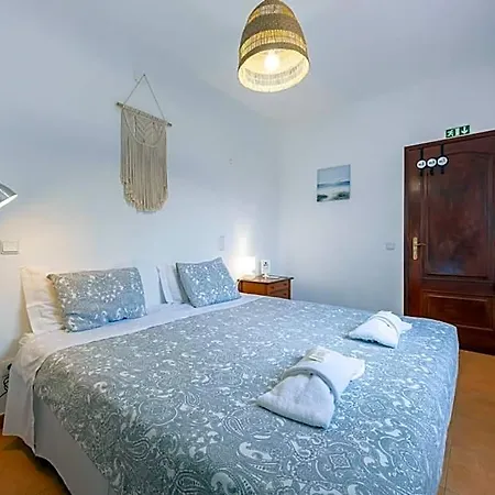 לינה וארוחת בוקר 3 Marias Garden House 3*